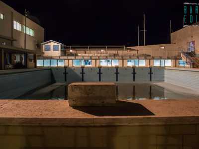 Parliamo della piscina pi� antica di Bari, realizzata agli inizi degli anni 60. Qui infatti il bordo vasca e i blocchi di partenza sono ancora in marmo, materiale utilizzato un tempo per questo genere di manufatti